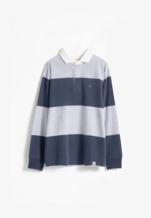 Camisa polo de manga larga con rayas horizontales alternas en gris y azul marino, un cuello blanco y un pequeño logo bordado en el pecho.