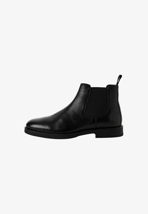 Schwarze Leder-Chelsea-Stiefel mit elastischen Seitenpaneelen, abgerundetem Zehenbereich und Zuglasche. Flache Gummisohle für besseren Halt. Glatte Textur.