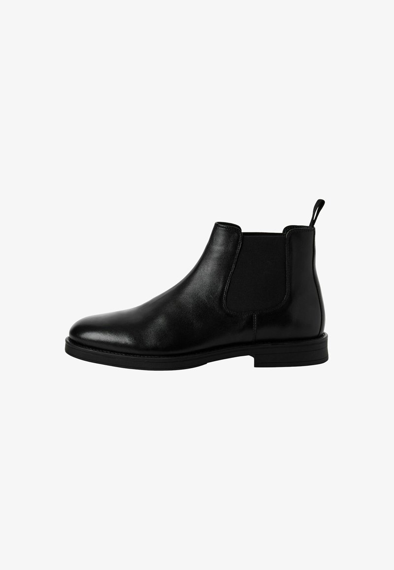 Bota Chelsea de cuero negro con paneles laterales elásticos, punta redonda y una lengüeta. Suela de goma plana para tracción. Textura suave.