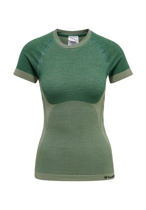 Grøn kortærmet atletisk skjorte med teksturerede paneler og rund hals, med en lille "hummel" logo nær bundkanten.