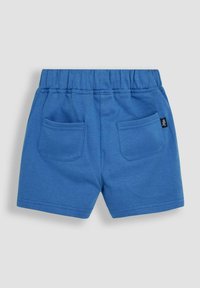 Blaue Baumwollshorts mit einem elastischen Bund, zwei aufgenähten Rückentaschen und sauberer Naht. Glatte Textur, einfaches Design.