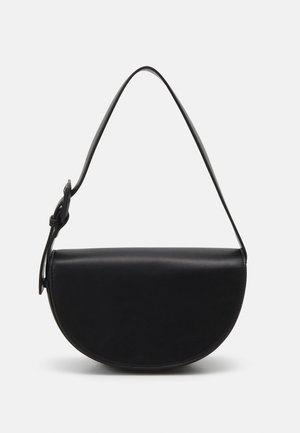 Sac à main en cuir noir en forme de demi-lune avec une seule sangle réglable, présenté sur un fond clair uni.