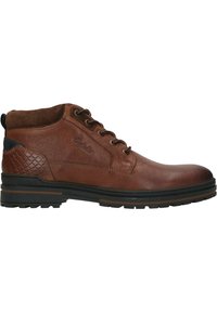 Botas de tobillo de cuero marrón con acentos texturados, punta redonda, diseño con cordones y suelas de goma negras. Cuenta con un collar acolchado y una marca sutil.