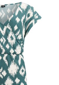 Kortærmet kjole med mønster i blågrøn og hvid, med V-hals og detaljer ved taljen.