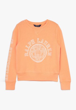 Pfirsichfarbener Langarm-Crewneck-Sweatshirt mit „Ralph Lauren“ und weißem rundem Emblem auf der Vorderseite sowie „Established 1967“ auf dem linken Ärmel gedruckt.