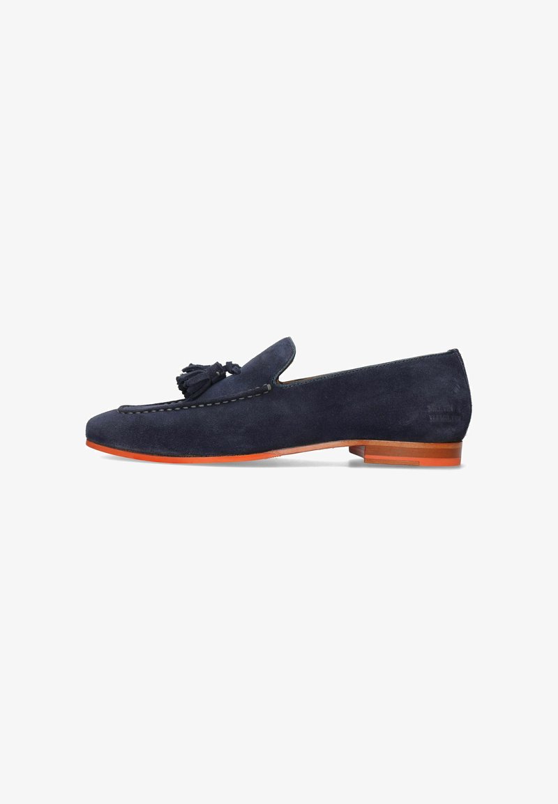 Navy suede instapschoenen met franjerand, gestikte accenten en een glad profiel aan de zijkant. Voorzien van een contrasterende oranje rubberen zool.
