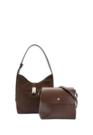 Kaksi ruskeaa nahkalaukkua, toinen olkahihnalla ja hopeisella lukolla, toinen yläkahvalla ja hopeisella painonapilla suljettuna.