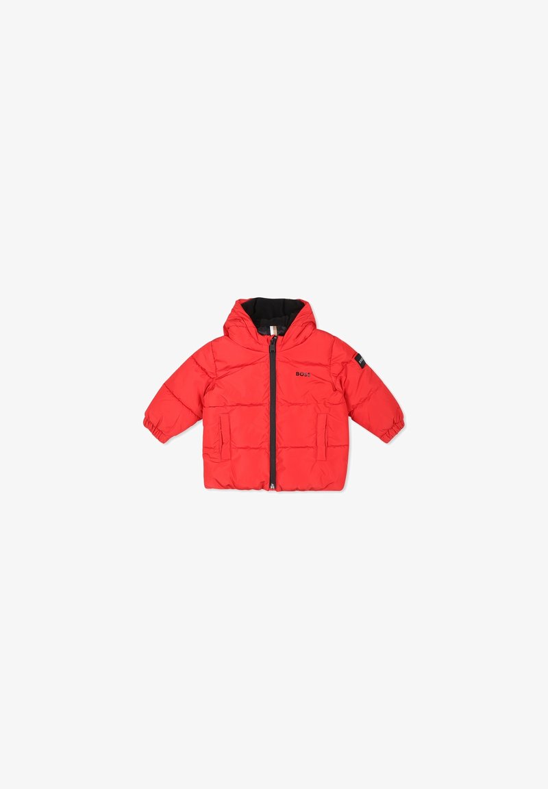 Veste pour enfants rembourrée rouge avec capuche, fermeture éclair frontale, deux poches avant et doublure intérieure noire, marquée d'un petit logo "BOSS".