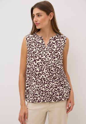 Canotta senza maniche color crema con stampa leopardata marrone scuro, caratterizzata da un scollo a V e una vestibilità rilassata. Tessuto liscio con una leggera trama.