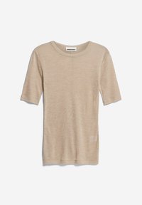 Beige tílko s krátkým rukávem, klasickým výstřihem, vyrobené z měkké tkaniny, s jednoduchým designem a lehkou texturou. Žádné viditelné vzory nebo akcenty.