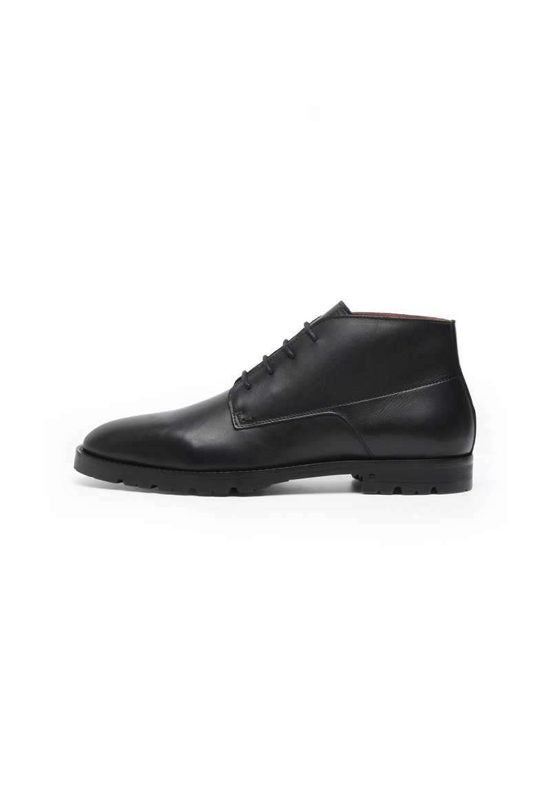 Bottes noires en cuir montant jusqu'à la cheville avec une texture lisse, bout arrondi, design à lacets et semelle en caoutchouc adaptée à divers terrains.