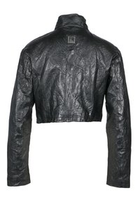 Kurtzer schwarzer Ledermantel mit strukturiertem Finish, hohem Kragen und langen Ärmeln. Verfügt über ein gesticktes Logo auf dem Rücken.