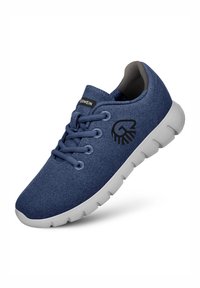 Blaues Stoff-Sneaker mit strukturierter Oberfläche, weißer Gummisohle, Schnürdesign und schwarzem Logo an der Seite.
