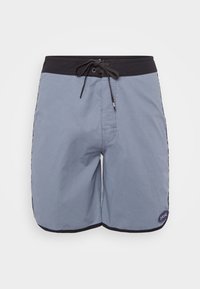Costume da bagno blu con vita nera, cordino, tasche laterali e strisce laterali a contrasto. Tessuto leggero e traspirante.