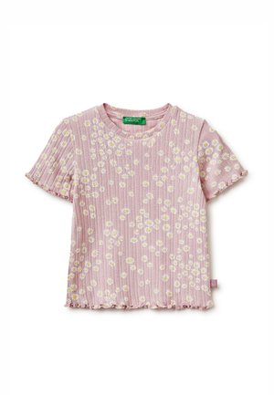 Rosa geripptes Kurzarmoberteil mit kleinen weißen und gelben Gänseblümchenmustern und Rüschenabschluss an Ärmeln und Saum.