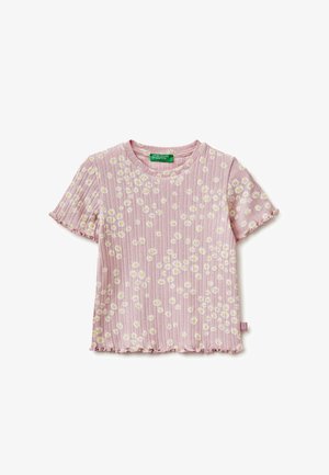 Różowy prążkowany top z krótkim rękawem, ozdobiony małymi białymi i żółtymi wzorami stokrotek oraz falbankami na krawędziach rękawów i dołu.