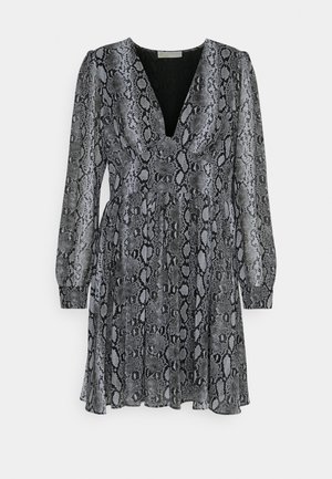 Robe à manches courtes en tissu léger, présentant un imprimé serpent noir et gris, avec un décolleté en V profond et une jupe fluide.