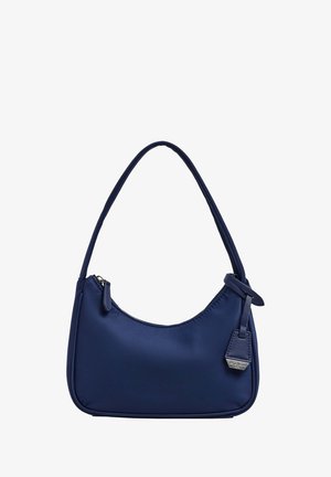 Marineblaue Nylon-Handtasche mit geschwungenem Design, einem einzelnen Schultergurt, Reißverschluss und kleinem Akzentanhänger. Glatte Textur ohne Muster.