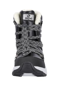 Schwarze wasserdichte Stiefel mit weißen und schwarzen gemusterten Schnürsenkeln, Kunstfellfutter, Gummisohle und ZigZag-Logo auf der Zunge.