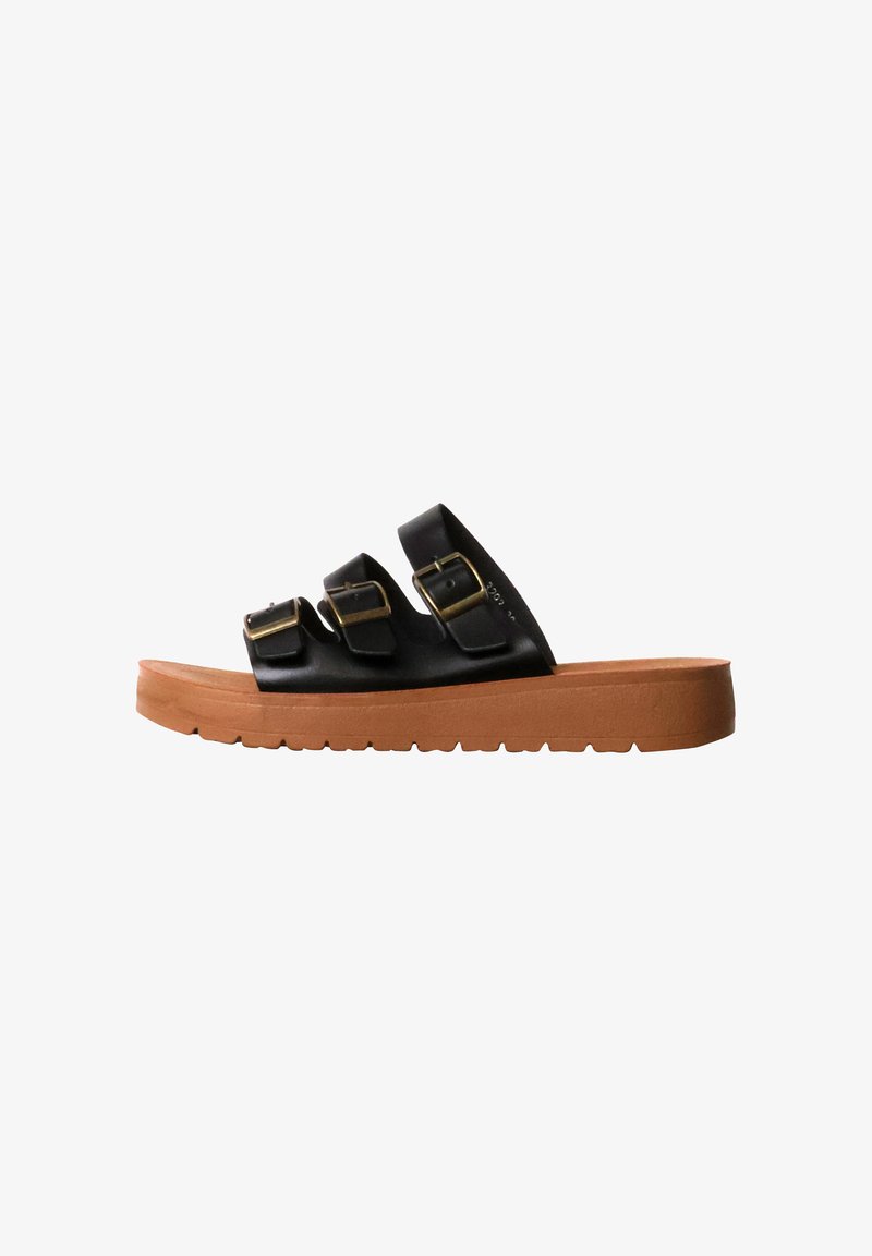Sandale à enfiler en cuir noir avec trois brides réglables à boucle dorée et semelle épaisse marron.