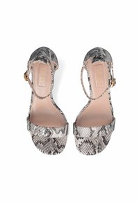 Sandali con tacco alto in un motivo a serpente grigio e nero, dotati di una larga fascetta anteriore e di una fascia alla caviglia regolabile con fibbia dorata.