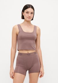 Smeđi UGG uski top i odgovarajući bokserice, napravljeni od mekog materijala s glatkom teksturom; s logotipom na elastičnoj traci.