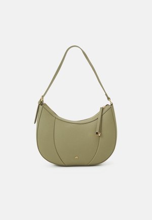 Borsa a mezzaluna verde oliva chiaro con una singola tracolla, cerniera dorata e piccolo logo dorato al centro frontale.