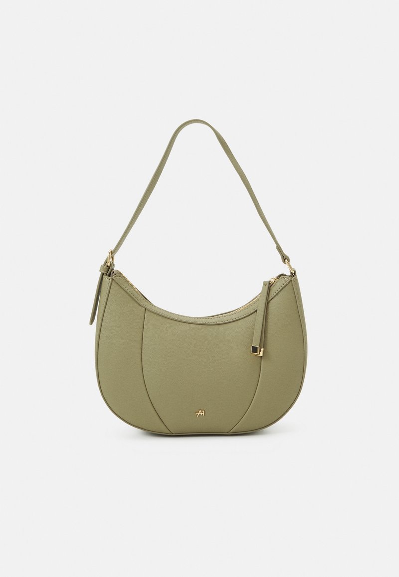 Sac à main en forme de croissant vert olive clair avec une bandoulière unique, une fermeture éclair dorée et un petit logo doré au centre avant.