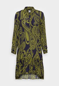 Långärmad skjortklänning i marinblått och olivgrönt med paisleymönster, med knäppning fram och volangkant. Lättviktigt tyg.