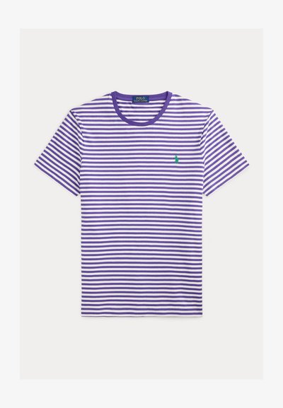 Μπλούζα κοντομάνικη με μωβ και λευκές ριγέ, στρογγυλή λαιμόκοψη και μικρή πράσινη κεντητή σήμανση στο αριστερό στήθος.