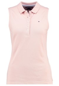 Bezrukávový polo triko ve světle růžové barvě s texturovanou tkaninou, s knoflíkovou légou na tři knoflíky a malým logem na hrudi.