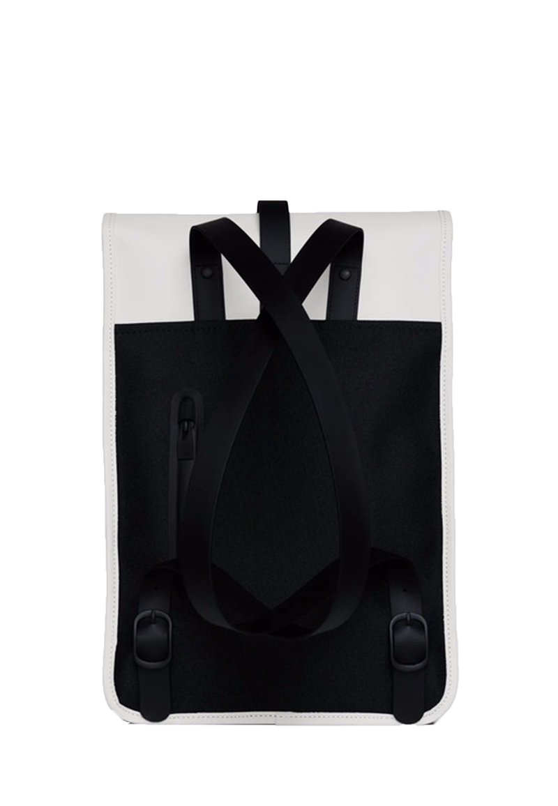 Svart och vit ryggsäck med en slät yta, som har en svart tygpanel framtill, justerbara svarta remmar och ett handtag på toppen.