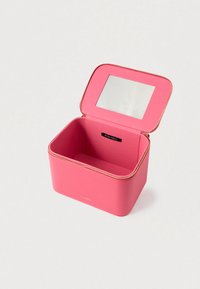 Roosa hoiukarp lukustatava tõmblukuga, millel on läbipaistev kaas ja sile välispind. Sisemus on lihtne, sisaldades logomärgise.