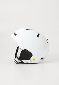 Hvit skihjelm med en glatt overflate, svarte detaljer, ventilasjonshull og et MIPS-sikkerhetsklistremerke, designet for komfort og beskyttelse.