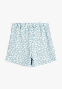 Pantalones cortos de color azul claro con un estampado floral blanco, cinturilla elástica y un ajuste relajado. Fabricados con un tejido suave, presentan una textura lisa.