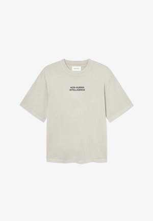 Camiseta de algodón gris claro con mangas cortas y cuello redondo, con el texto impreso "INTELIGENCIA NO HUMANA" en azul oscuro de forma centrada en la parte frontal.