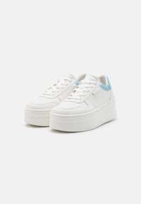 Sneakers platform bianchi con dettagli azzurri sul tallone e chiusura con lacci, presentati in prospettiva su uno sfondo bianco.