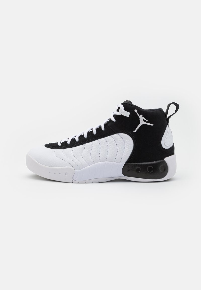 Czarno-białe trampki typu high-top z cholewką wykonaną ze skóry i zamszu, teksturowaną powierzchnią, białymi sznurówkami oraz logo Jumpman na boku.