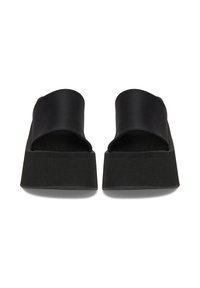 Černé platformové sandály se širokým, hladkým páskem nahoře, otevřenou špičkou a texturovanou podrážkou. Design je pevný a minimalistický.