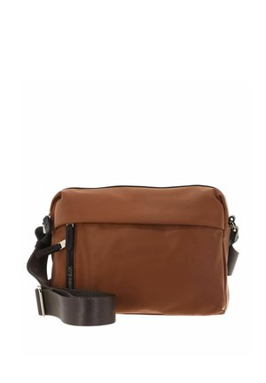 Sac bandoulière rectangulaire marron avec sangle noire réglable et poche avant zippée sur fond blanc.
