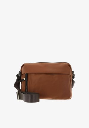 Sac bandoulière rectangulaire marron avec sangle noire réglable et poche avant zippée sur fond blanc.