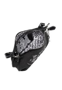 Schwarze Stoff-Clutch mit silbernem Grafikdesign, Reißverschlussverschluss und einem gemusterten Innenfutter mit schwarz-weißen Texten. Akzente umfassen eine Kettengliederung.