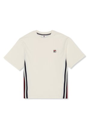 Biały t-shirt z krótkim rękawem z małym logo FILA na piersi oraz pionowymi paskami w kolorach granatowym, białym i czerwonym po bokach.