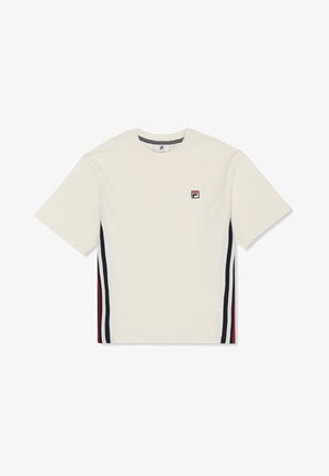 Weißes T-Shirt mit kurzen Ärmeln, kleinem FILA-Logo auf der Brust und vertikalen Streifen in Marineblau, Weiß und Rot an den Seiten.