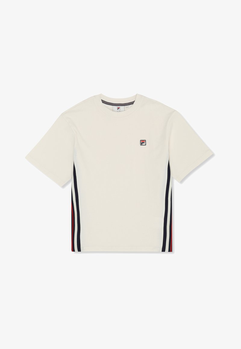 T-shirt blanc à manches courtes avec petit logo FILA sur la poitrine et rayures verticales bleu marine, blanc et rouge sur les côtés.