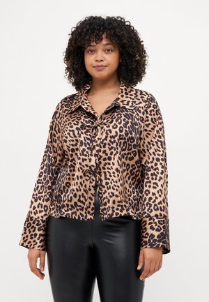 Leopardmønstret bluse i satinmateriale, med knaplukning foran, bred krave, lange ærmer og en cropped design. Tekstureret, glat overflade.