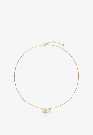 Collier en chaîne d'or délicat avec un petit charme palmier et un pendentif en perle blanche unique sur fond blanc.