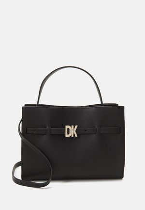 Bolso de piel negra texturizada con asa superior, correa de hombro ajustable y cierre en tono dorado con el logo "DK" en el detalle de la correa frontal.