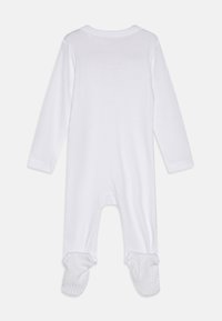 Hvit langermet body laget av myk bomull med rund krage og prikkete anti-skli føtter for godt grep. Bakvinkel viser sømløs design.