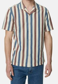 Camisetta a maniche corte con righe verticali in blu, bordeaux e crema; tessuto strutturato; colletto aperto, chiusura con bottoni e vestibilità comoda.